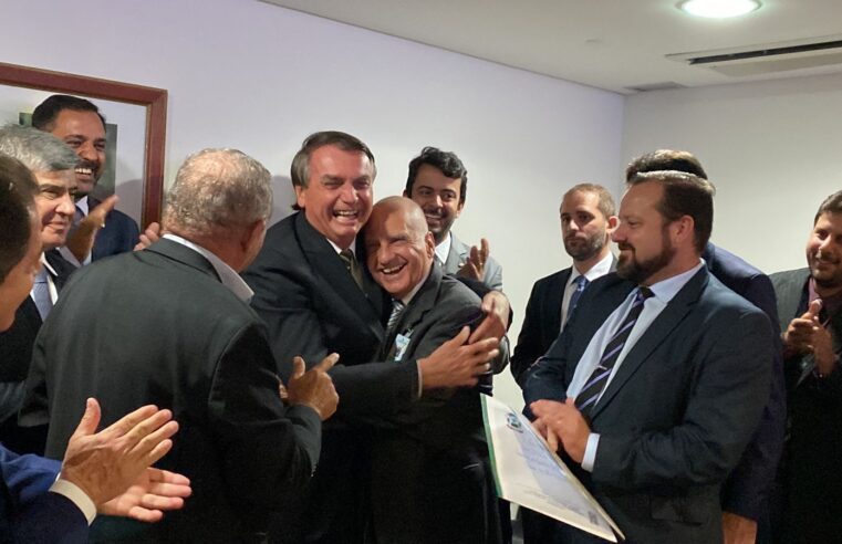 Durante reunião com Bolsonaro, deputado Arlen Santiago apresenta demandas da região
