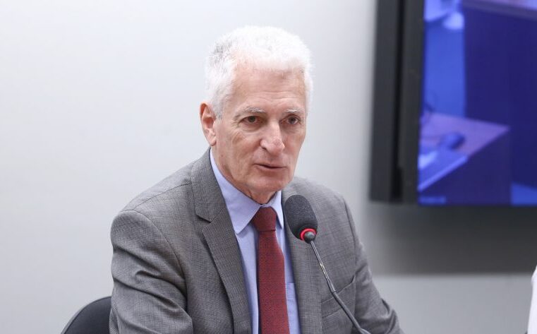 Comissão aprova inclusão em lei de programa de bolsa para professor da educação básica