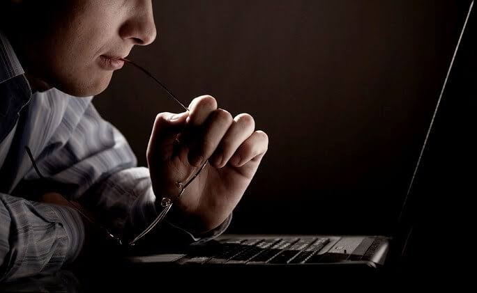 Projeto obriga plataformas digitais a alertar sobre vício em pornografia