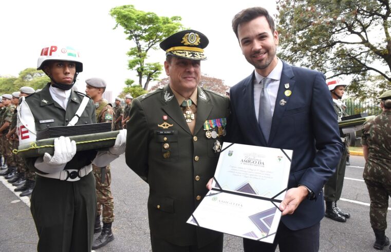 Presidente da Assembleia é homenageado pelo Exército brasileiro