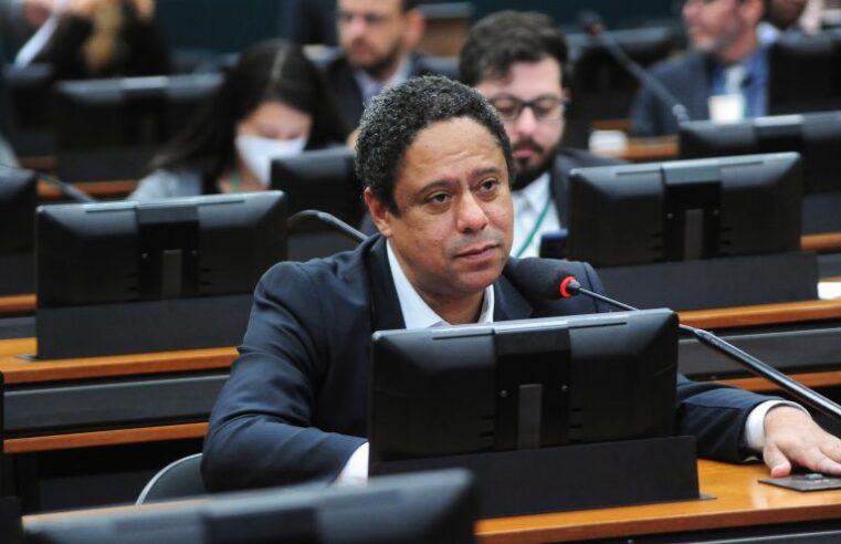 CCJ aprova PEC que proíbe bloqueio de verbas federais para educação