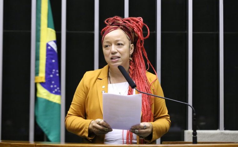 Câmara aprova proposta que aumenta pena para injúria racial contra mulheres e idosos
