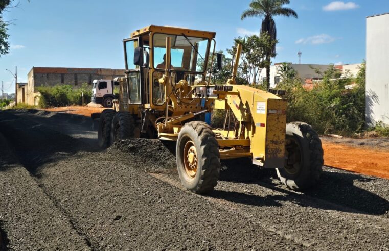 INVESTIMENTOS EM INFRAESTRUTURA | Prefeitura avança com obras de pavimentação e transforma realidade em bairros de Montes Claros