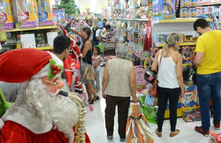 Brasilienses devem gastar 14,8% a mais com presentes de Natal em 2024