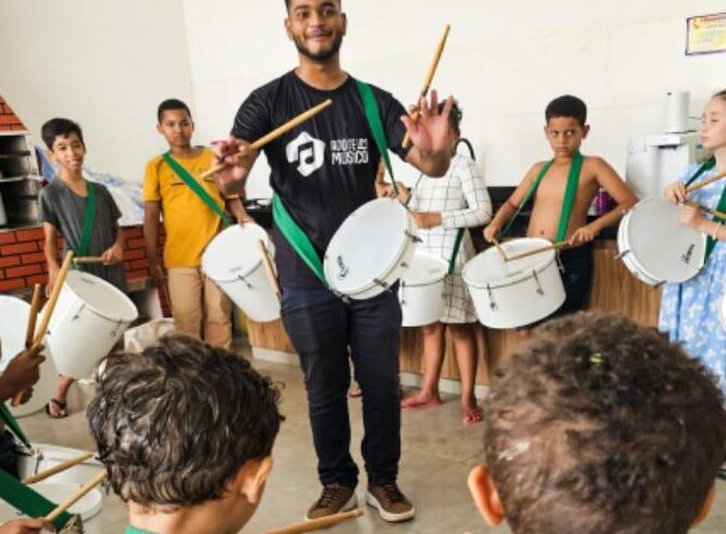 Nova Porteirinha inova em desfile da Independência com fanfarra sustentável feita de fibra de banana