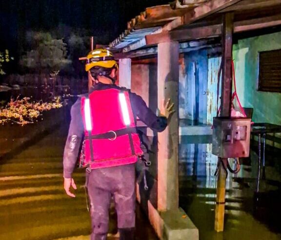 Temporal provoca alagamentos, destruição e deixa dezenas de famílias desalojadas em Manga; Defesa Civil intensifica ações de emergência