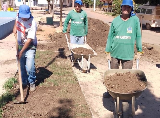 CULTIVANDO QUALIDADE DE VIDA | Prefeitura faz plantio de grama na Praça de Ermidinha