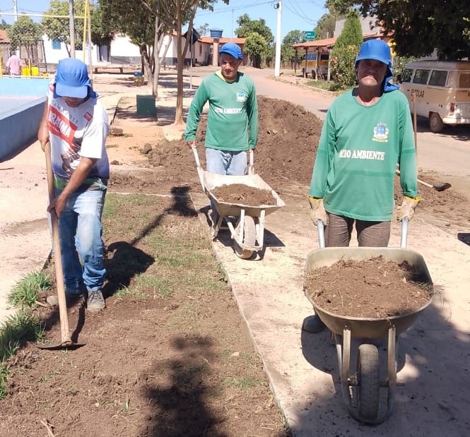 CULTIVANDO QUALIDADE DE VIDA | Prefeitura faz plantio de grama na Praça de Ermidinha