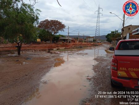 Desabamento de estrutura provoca alagamento e danos na drenagem, em Janaúba