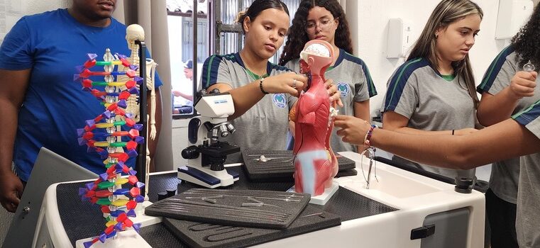 Capacitação amplia uso de laboratórios móveis e fortalece ensino prático na rede estadual de Minas