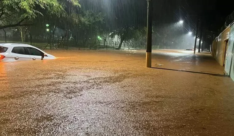 Temporal provoca alagamentos, quedas de árvores e estragos em Montes Claros
