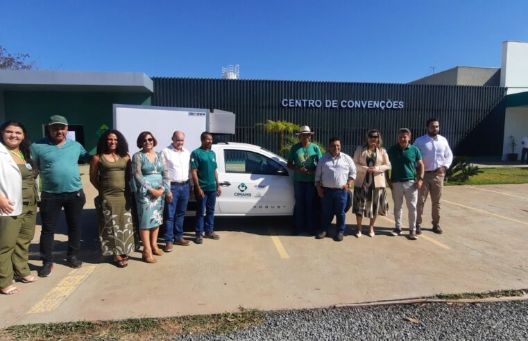MP, CIMAMS e Prefeitura de Montezuma entregam veículo refrigerado para a COOCREARP
