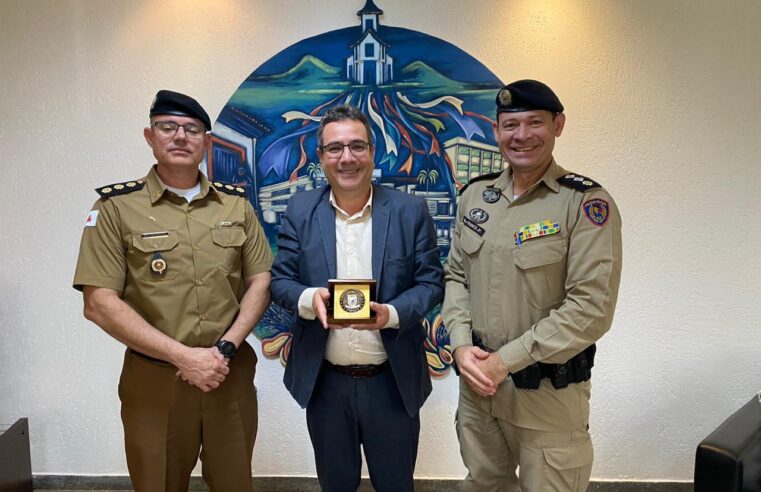 Reitor recebe honraria Challenge Coin da Academia de Polícia Militar de Minas Gerais