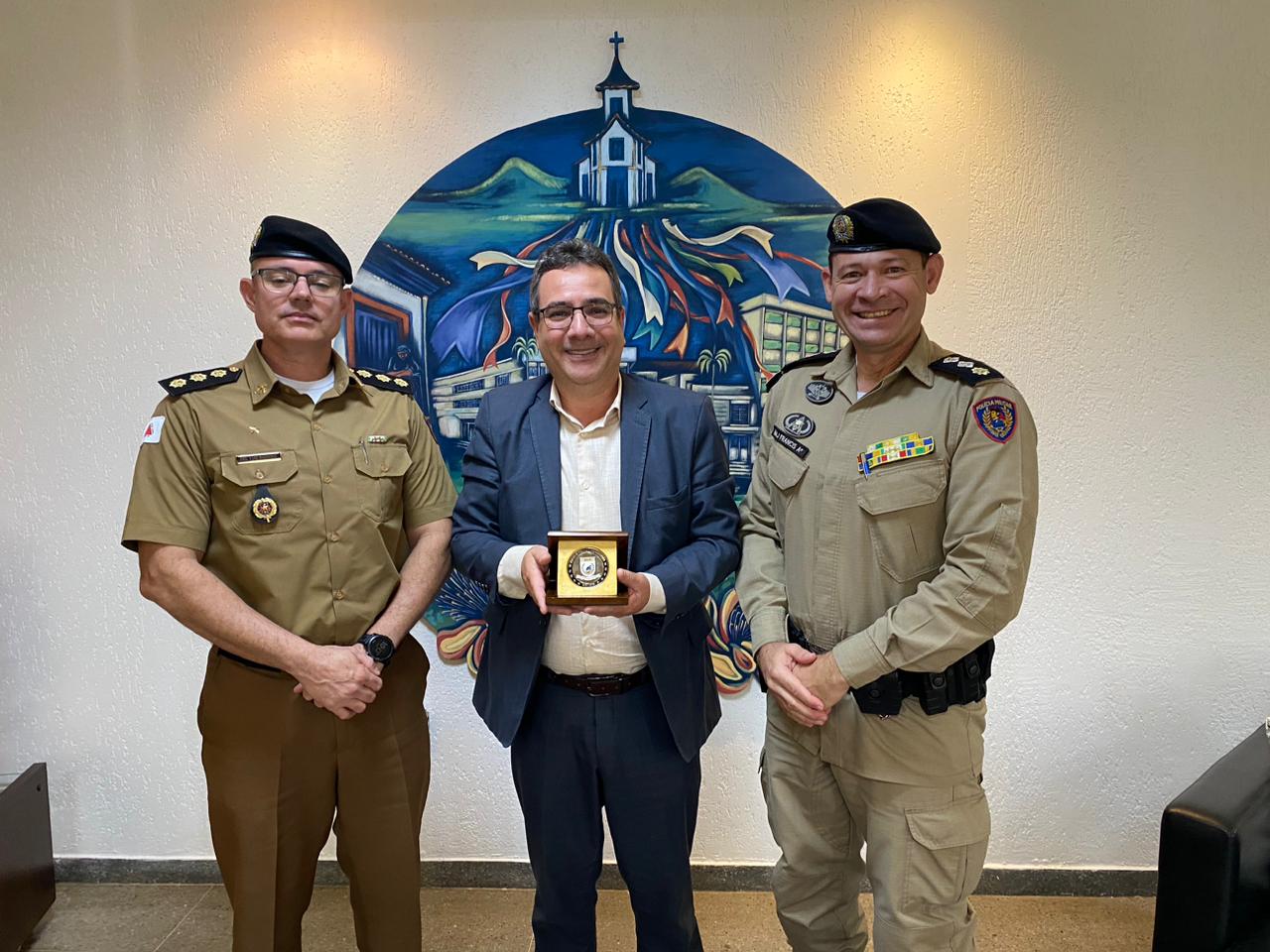 Reitor recebe honraria Challenge Coin da Academia de Polícia Militar de Minas Gerais