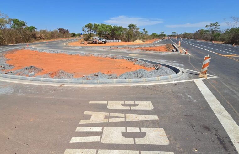 ACESSO SEGURO À PEDRA PRETA | Após asfaltamento histórico, Prefeitura de Montes Claros inicia construção de trevo na BR-135 para garantir mais segurança e fluidez ao tráfego