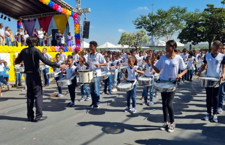 Desfile Festivo marca as comemorações dos 111 anos de Pirapora