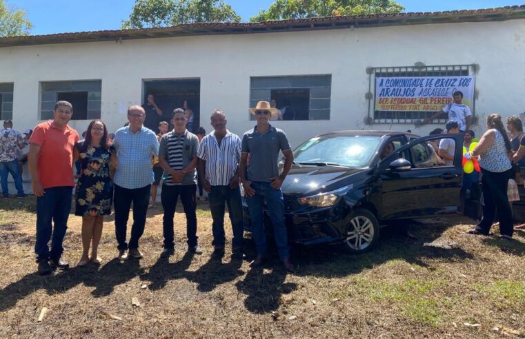 Comunidade de Cruz dos Araújos recebe carro zero km, através de emenda de Gil Pereira