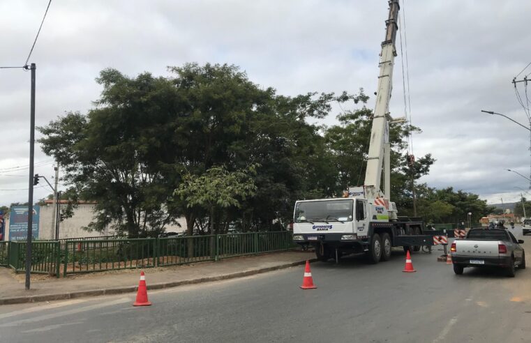 Prefeitura desobstrui canal do córrego Pai João