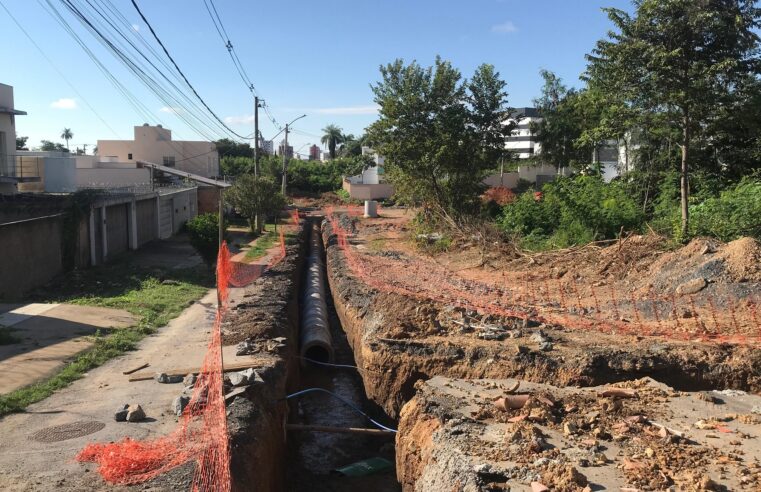 Seguem as obras de drenagem na rua K, em Montes Claros