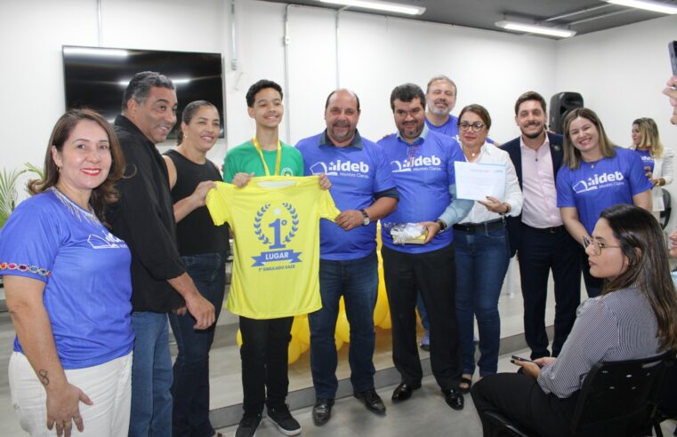 Prefeitura homenageia professores e estudantes