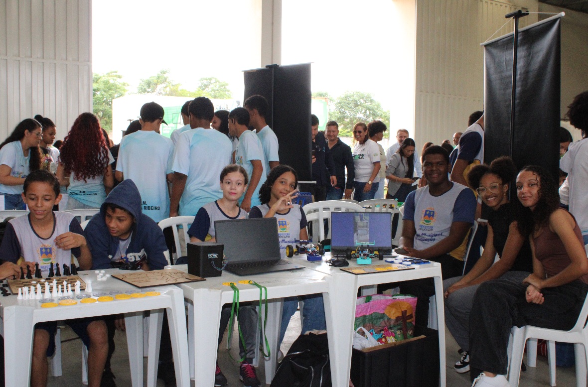CIDADE INTELIGENTE E INCLUSIVA | Quase 200 estudantes da rede municipal participam da Feira de Ciência e Tecnologia no IFNMG