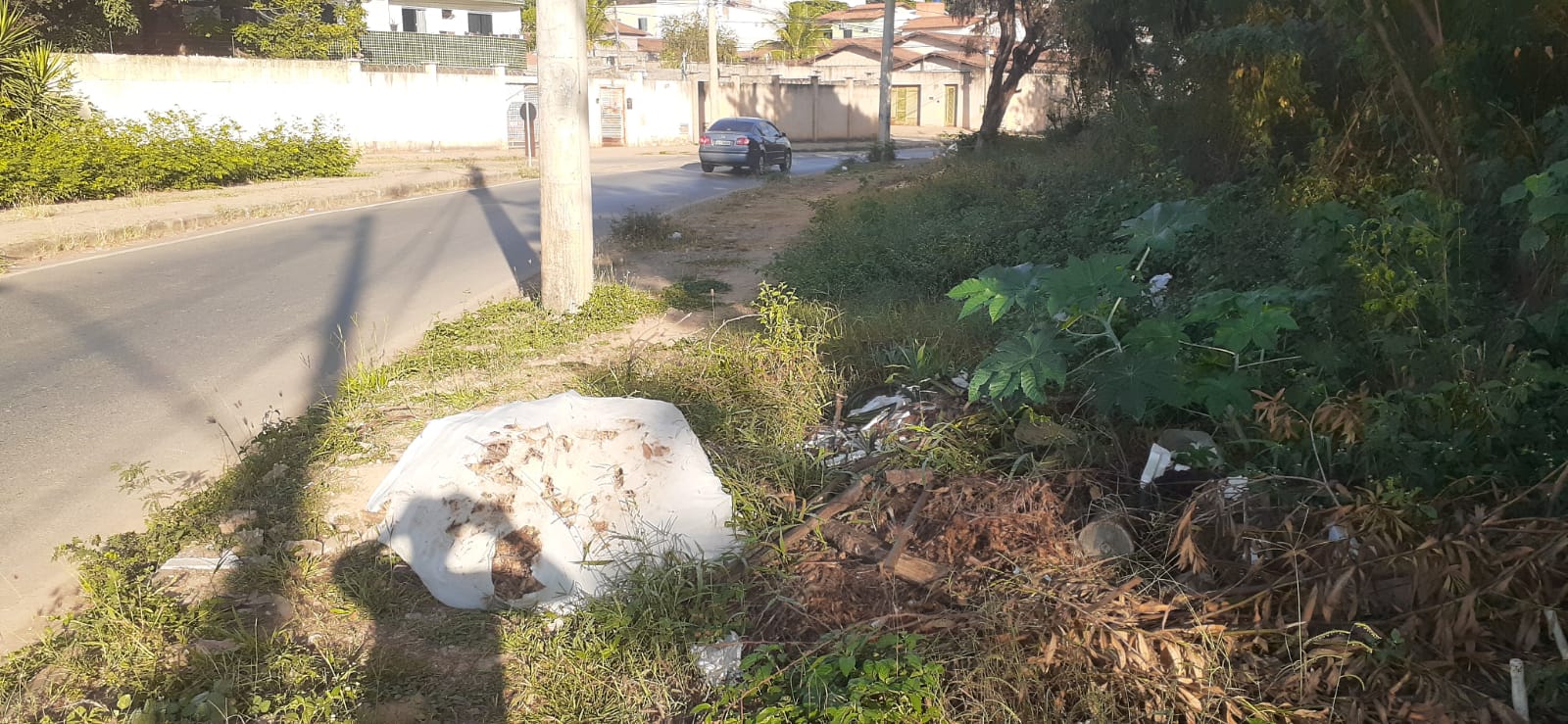 DESCARTE O DESCARTE IRREGULAR | Prefeitura realiza limpeza pesada no Todos os Santos e na Vila Mauriceia