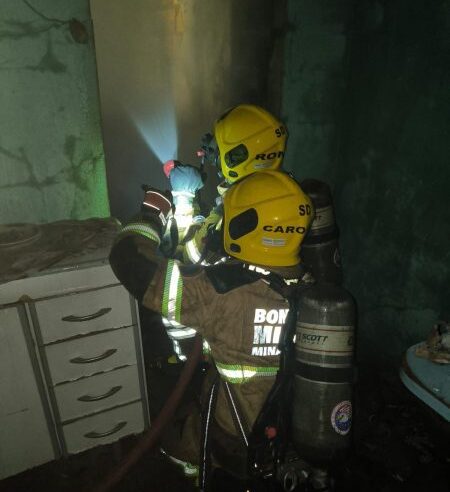Incêndio destrói dois cômodos e provoca desabamento de telhado