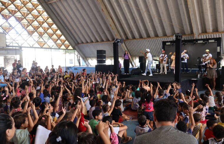 Espetáculo inclusivo aproxima estudantes surdos e ouvintes em escola de Montes Claros