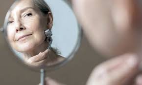 Quando os hormônios caem, a pele sente: os efeitos da menopausa na saúde e na estética