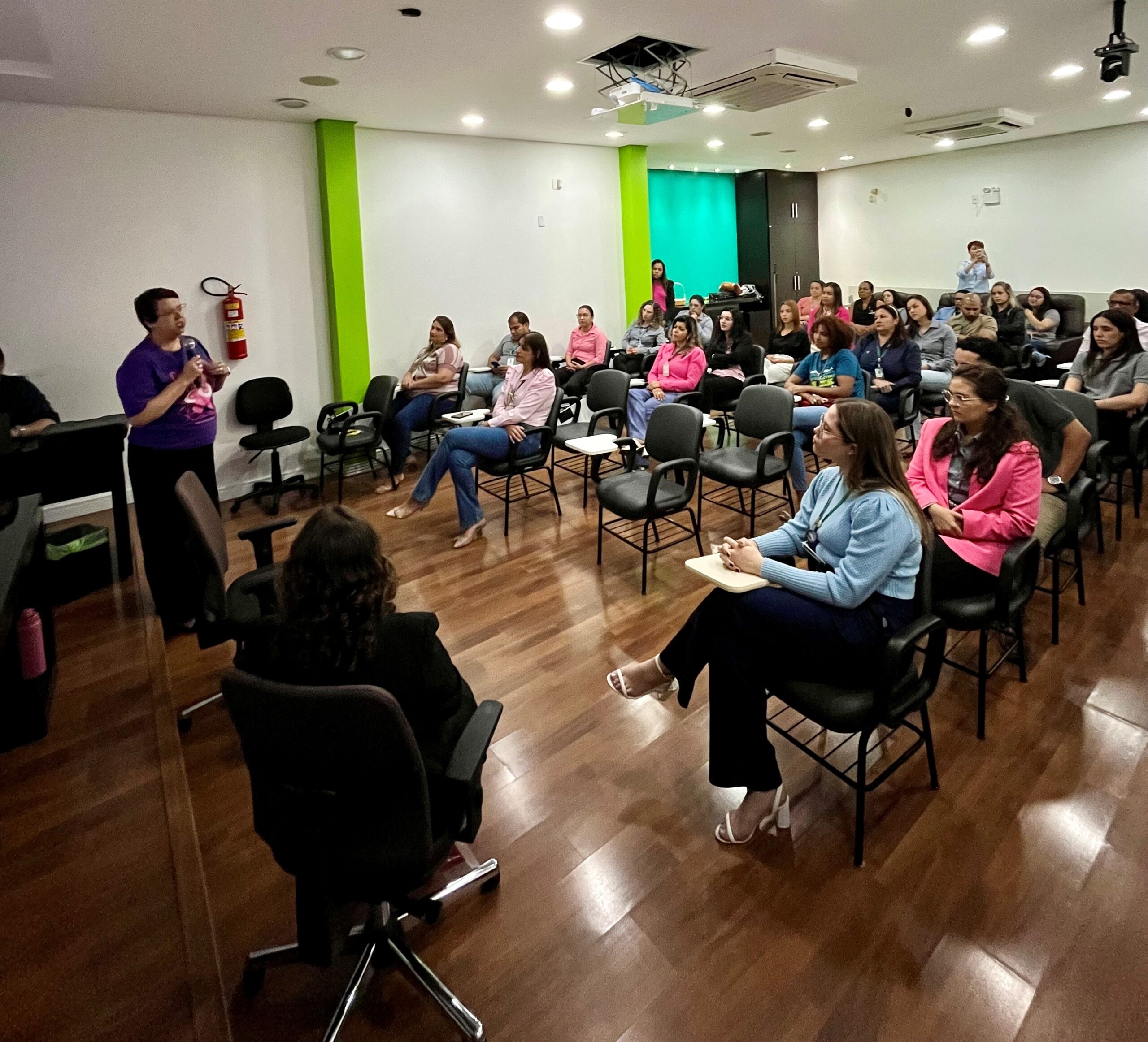 Credinor promove bate-papo sobre o movimento Outubro Rosa com histórias de superação