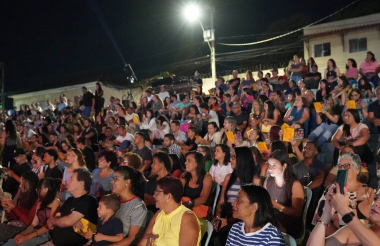 Grupo Galpão leva “Cabaré Coragem” a Bocaiuva e reúne grande público em apresentação gratuita