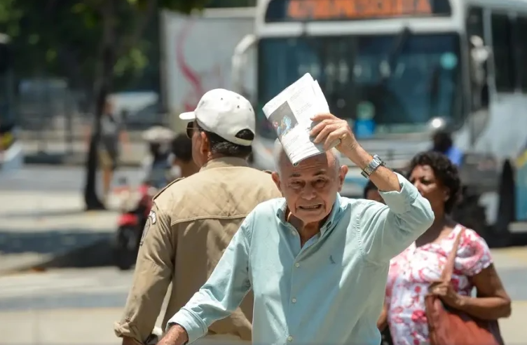 ONDA DE CALOR | Minas Gerais registra a cidade mais quente do Brasil e entra em alerta máximo; veja ranking das temperaturas