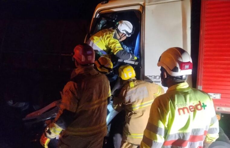 Motorista fica preso às ferragens após caminhão bater na traseira de carreta na BR-135