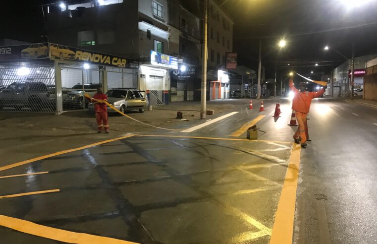 TRÂNSITO SEGURO | Prefeitura de Montes Claros intensifica sinalização horizontal na avenida Mestra Fininha para reforçar segurança viária
