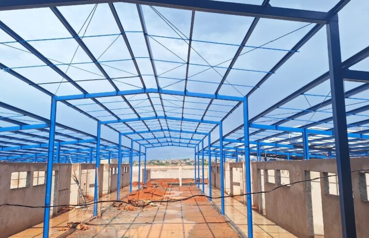 Moradores comemoram andamento das obras de escola no Monte Sião