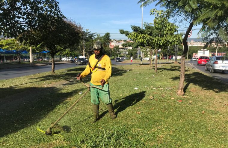 Seguem os serviços de capina e varrição em várias regiões de Montes Claros