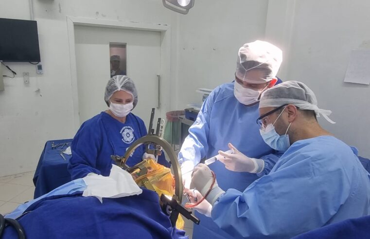 Médico de Montes Claros participa de cirurgia de Parkinson em Farroupilha