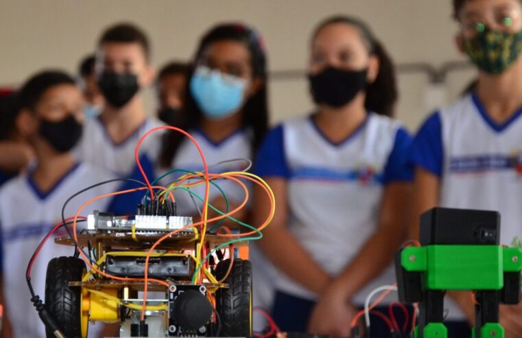 Professor fala sobre a tecnologia e mundo virtual no ambiente escolar