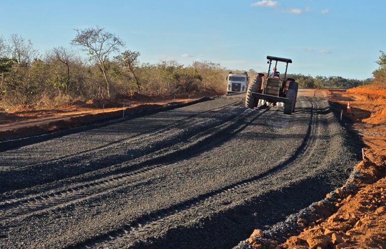 Asfalto que levará mais saúde, acessibilidade e escoamento da produção ao Distrito de Pedra Preta dos Montes está em fase final
