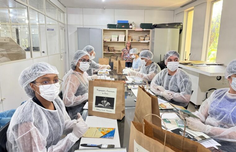 Unimontes promove oficina sobre higienização e conservação de livros