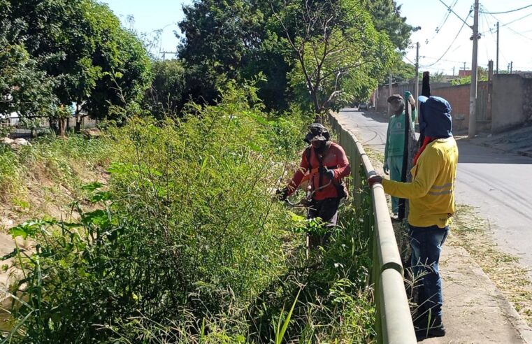 Prefeitura realiza limpeza em importantes avenidas de Montes Claros