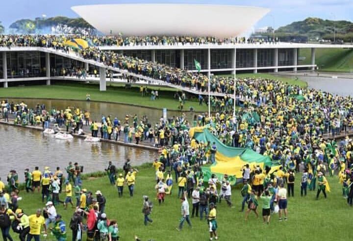 Manifestantes contrários a Lula e ao STF protestam em Brasília