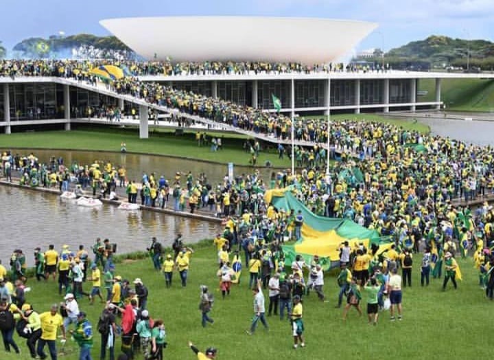 Manifestantes contrários a Lula e ao STF protestam em Brasília