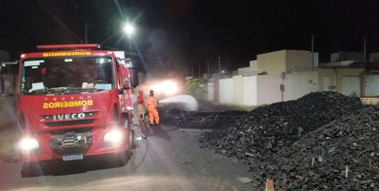 Bombeiros controlam incêndio em carreta carregada com carvão vegetal em Montes Claros