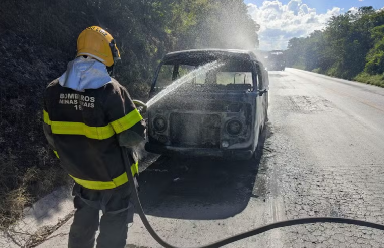 Kombi pega fogo na BR-251 e mobiliza Corpo de Bombeiros em Francisco Sá