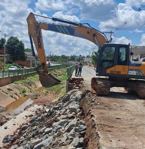 A CHUVA CAI, A PREFEITURA LEVANTA: Prefeitura recupera o Canal do Cintra em tempo recorde