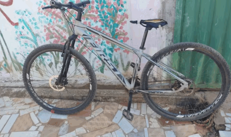 Ciclista reage com cone após ser agredido em assalto; quatro pessoas são presas em Unaí