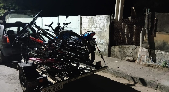 ROUBO EM CURVELO | PM apreende adolescentes e recupera moto