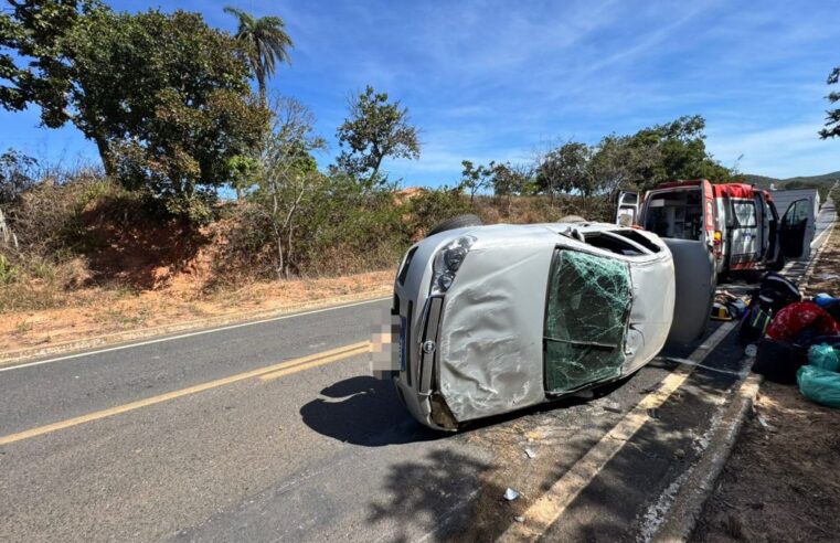 Carro capota durante tentativa de ultrapassagem e deixa dois feridos na MG-402