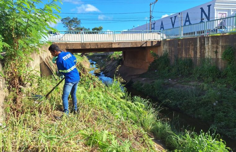 Prefeitura intensifica capina e limpeza de canais para prevenir alagamentos e proteger a saúde da população
